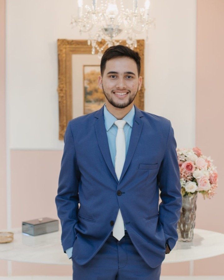 Davi Fontenele, smiling, in a blue suit